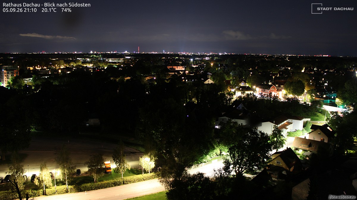达豪市政厅视角的夜间全景，远处地平线是慕尼黑方向的光带