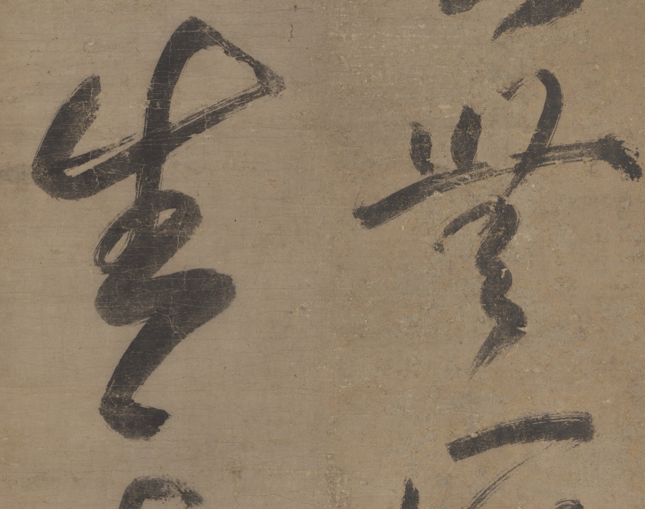 局部放大：草书中段的枯笔与飞白，墨色由浓转淡，收笔扫出长锋
